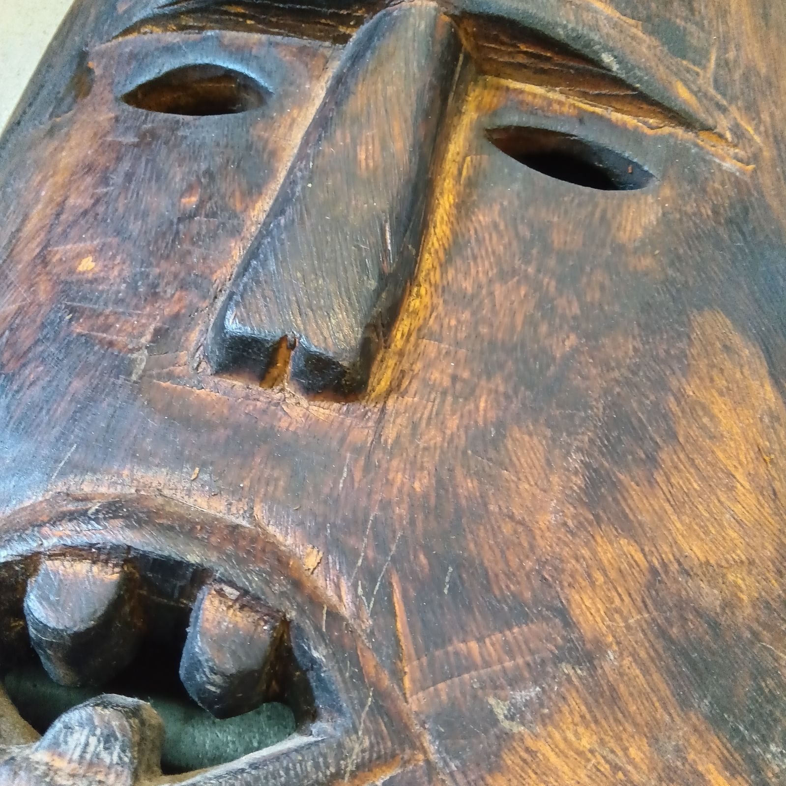  木彫り マスク お面 特大 87cm オブジェ 置物 インドネシア バリ島 エスニック アジアン プリミティブ 彫刻 スアールウッド 髪飾り 幾何学模様 店舗什器 シャビー 骨董風 ヴィンテージ雑貨 置物 インテリア小物