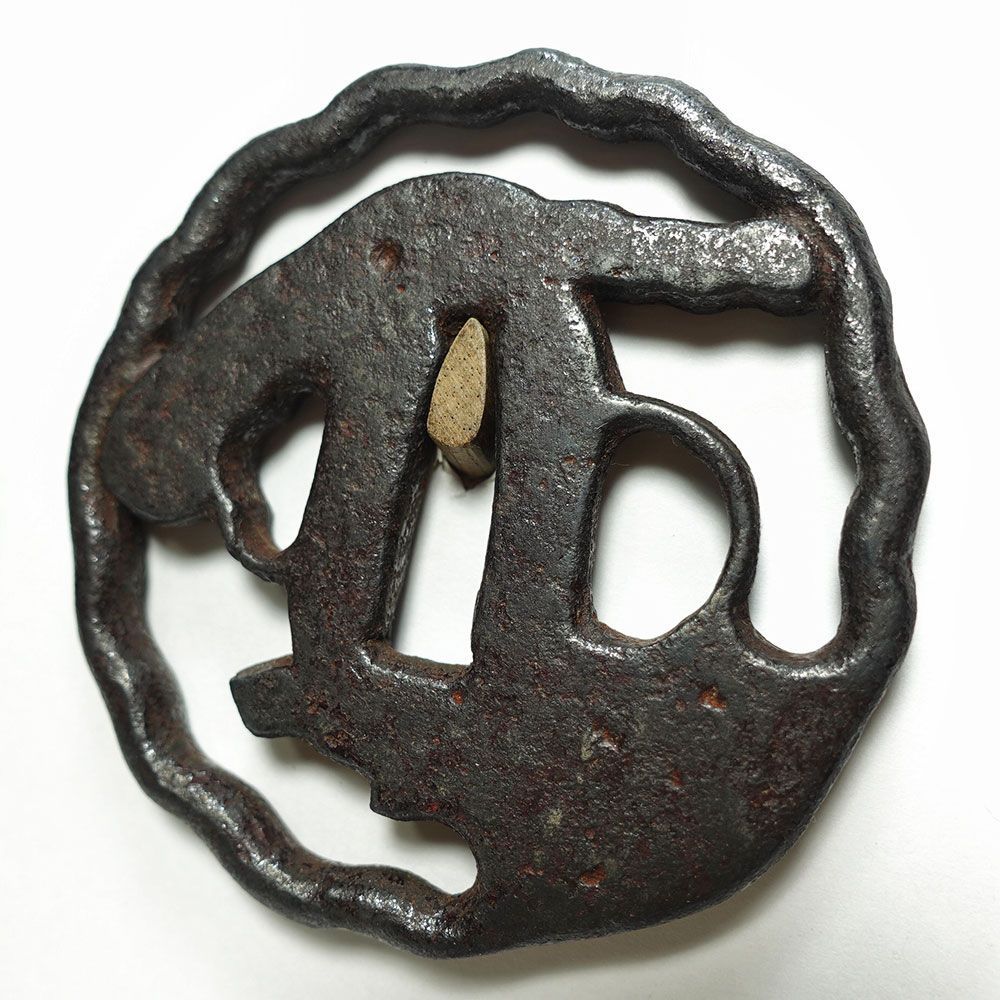 ☆肥後鐔 鉄地変り形 一本松透鐔 無銘 両櫃孔 地透 丸耳 後代林 万日坊