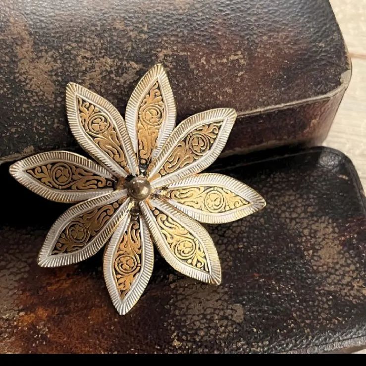 ブローチ】ダマスキナード 花 Flower 象嵌 50'sスペイントレド - メルカリ