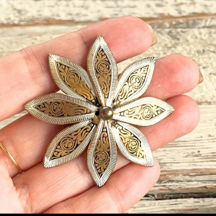 ブローチ】ダマスキナード 花 Flower 象嵌 50'sスペイントレド - メルカリ