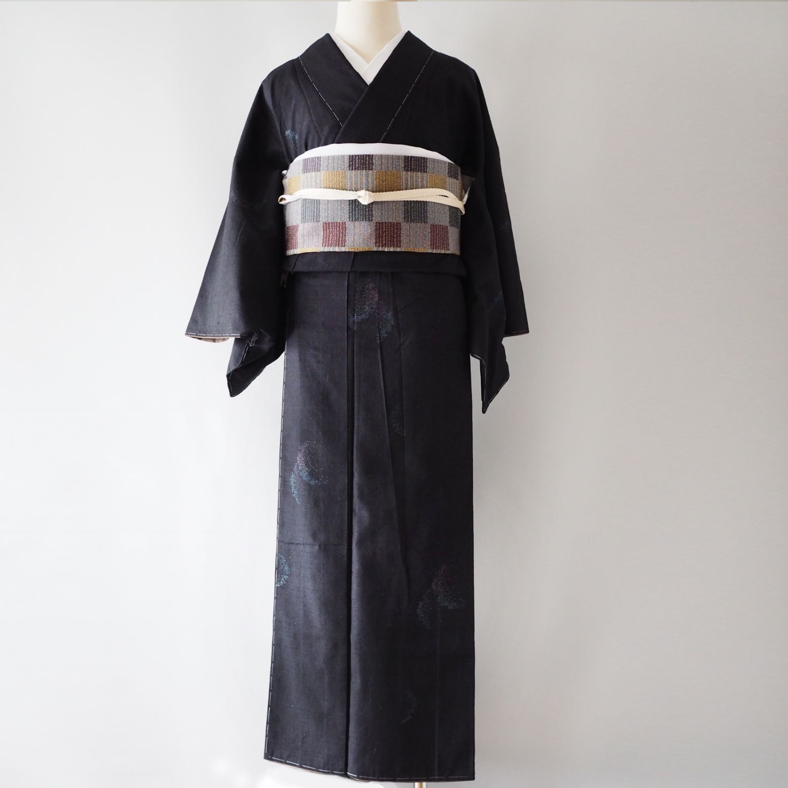 着物】【つむぎ】黒地 ぼかし雪輪亀甲 飛び柄 結城紬 しつけ付き No.72