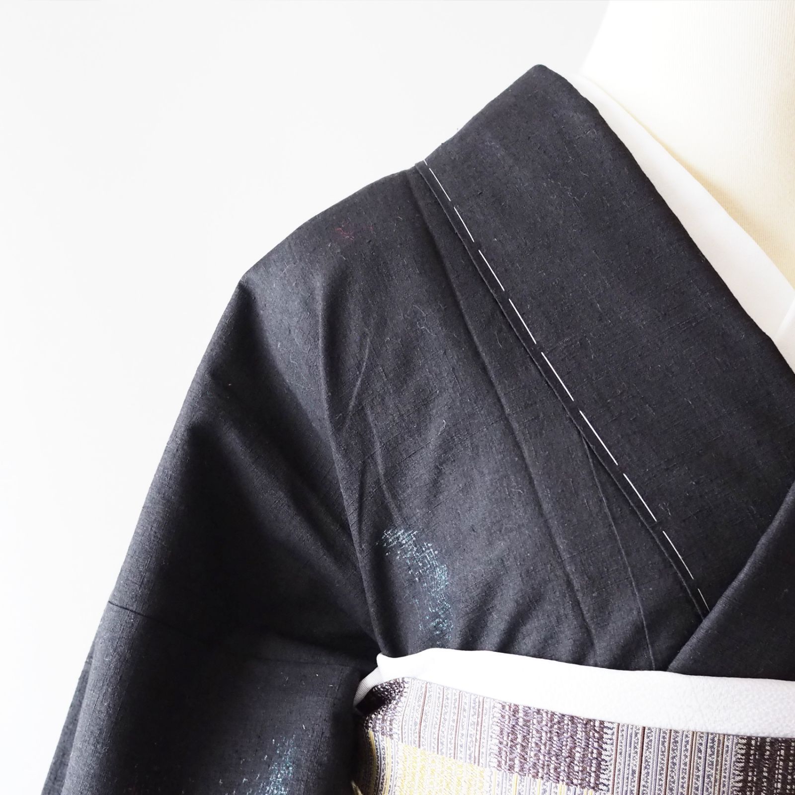 着物】【つむぎ】黒地 ぼかし雪輪亀甲 飛び柄 結城紬 しつけ付き No.72