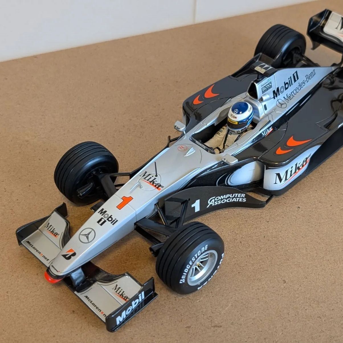 ミニチャンプス1/43マクラーレンMP4/11M.ハッキネン マルボロ仕様 1/43