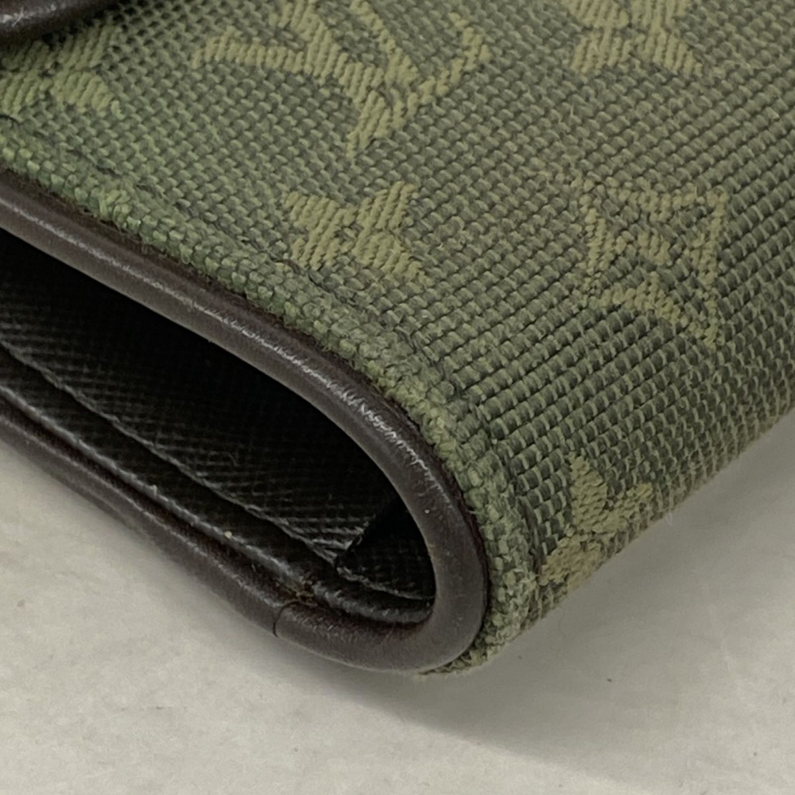 ルイヴィトン 長財布 モノグラムミニ ポルトトレゾール 革 M92243 カーキ ルイ・ヴィトン(Louis Vuitton) ルイ・ヴィトン 三つ折り長財布