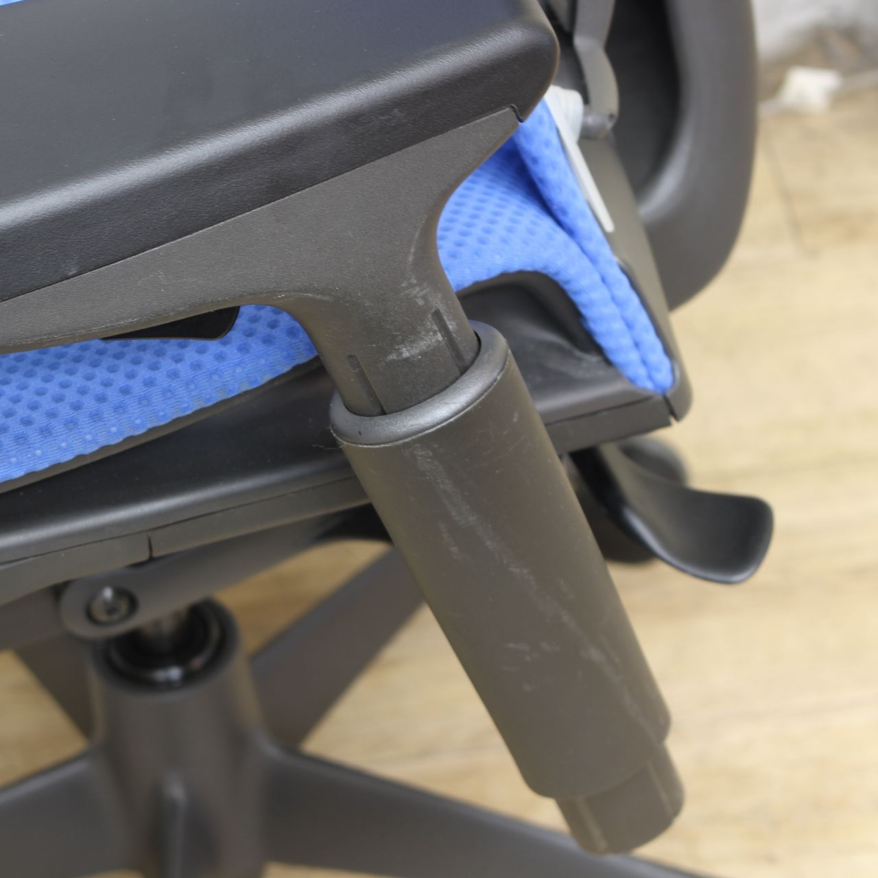 エンボディチェア