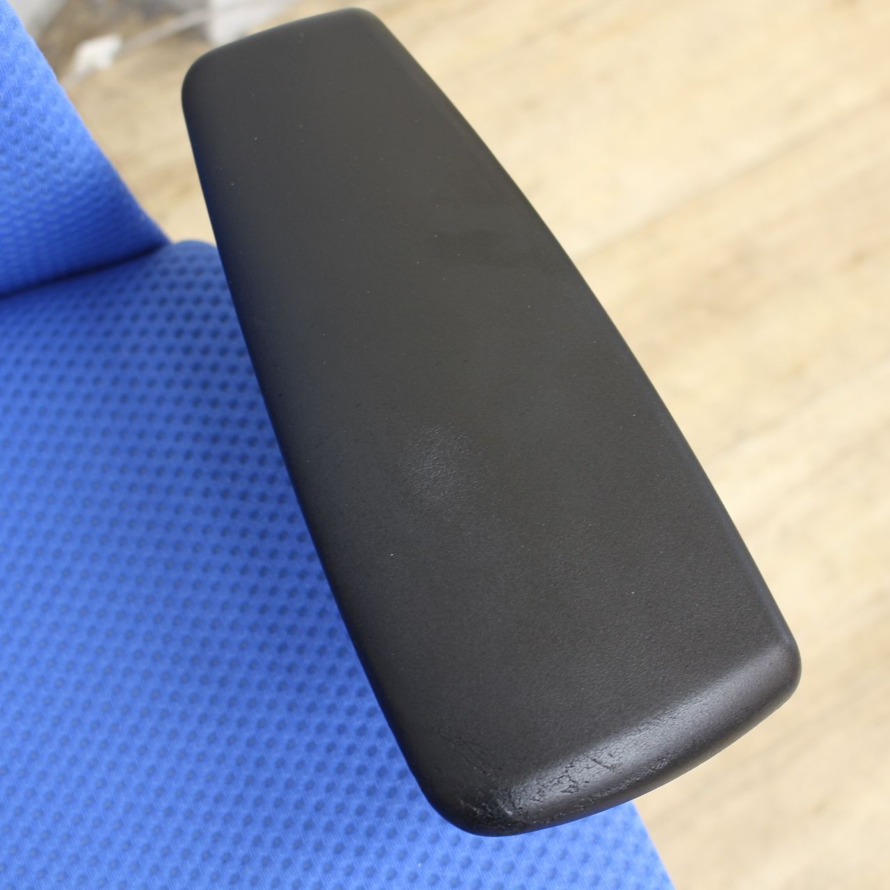 エンボディチェア ブルー