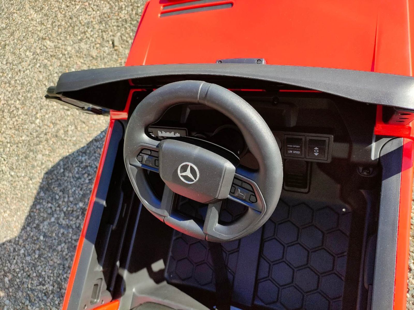 レッド 乗用玩具