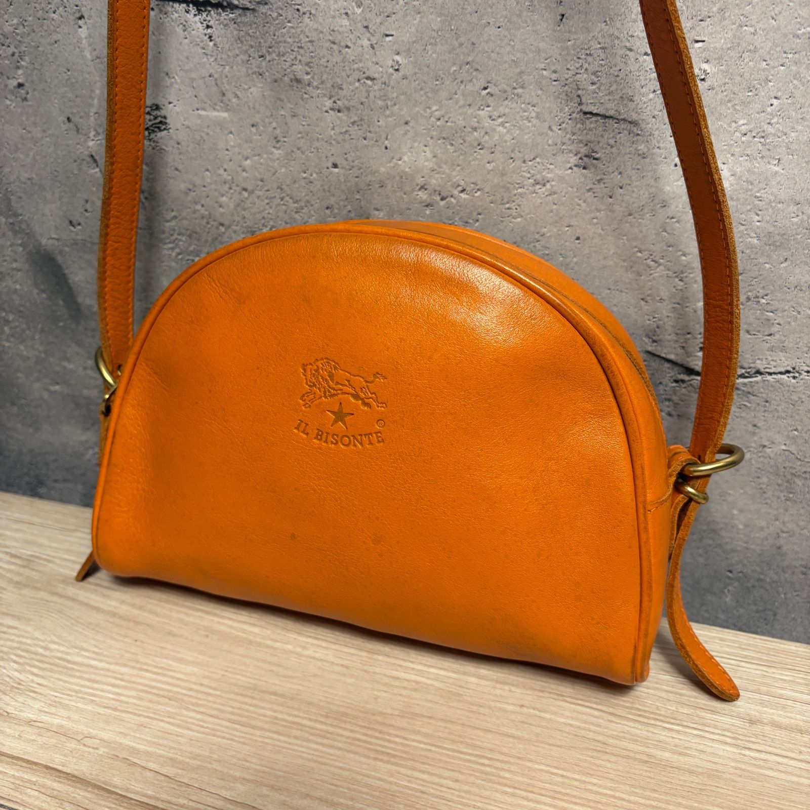 IL BISONTE イルビゾンテ レザー ショルダーバッグ キャメル 半月型 本