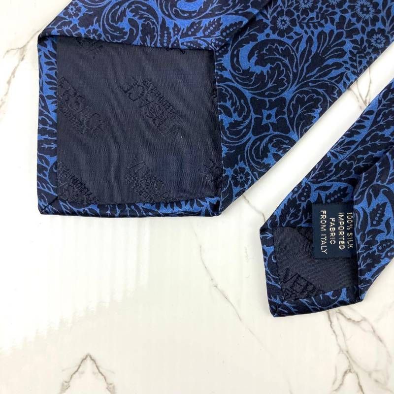 ヴェルサーチ　ボタニカル　花柄　総柄　ジャガード　ネイビー ヴェルサーチ ボタニカル 花柄 総柄 ジャガード ネイビー - メルカリ
