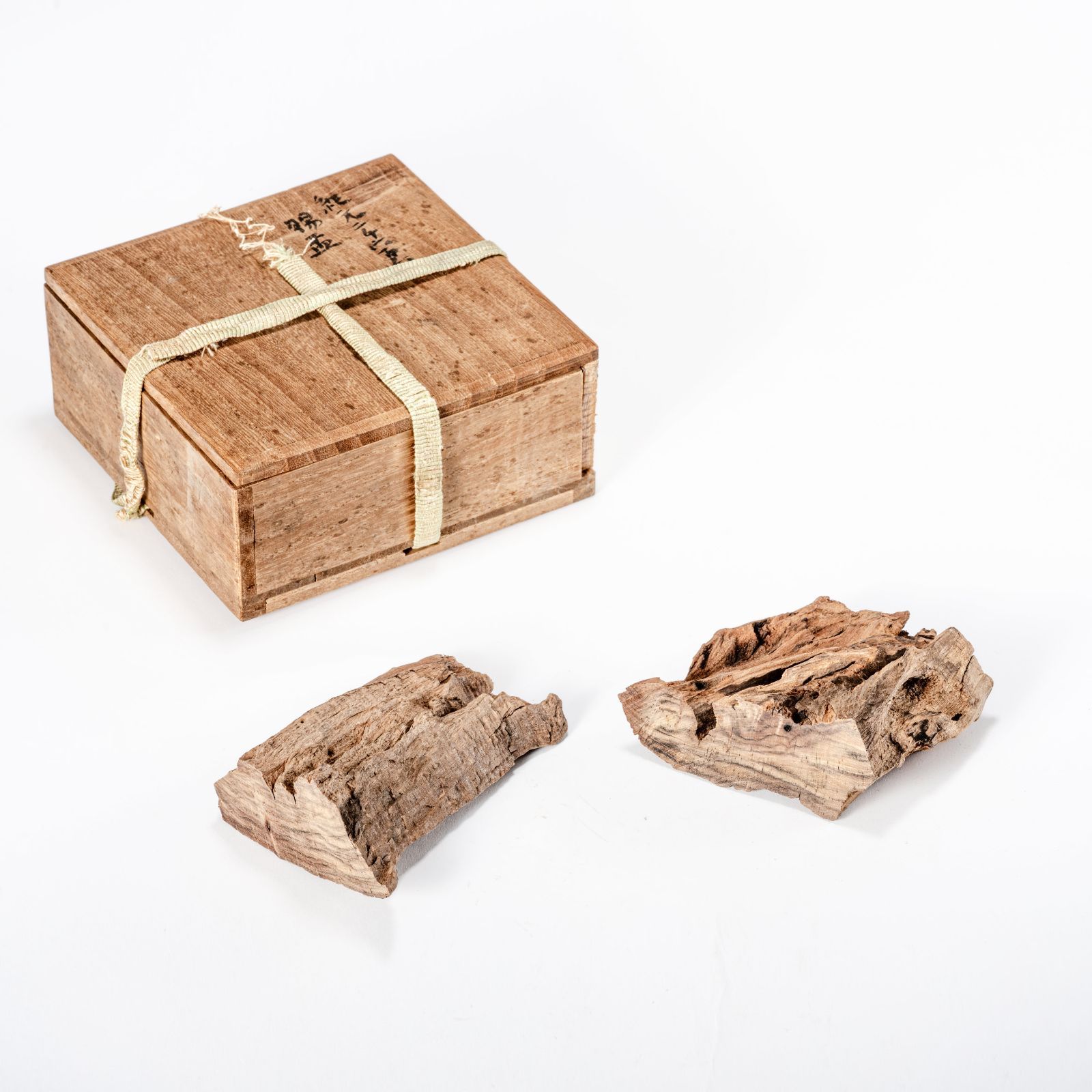 香木２点 香木 天然沈香 随形二点 箱付き 完熟油脂 香道 文房清玩 希少品 - メルカリ