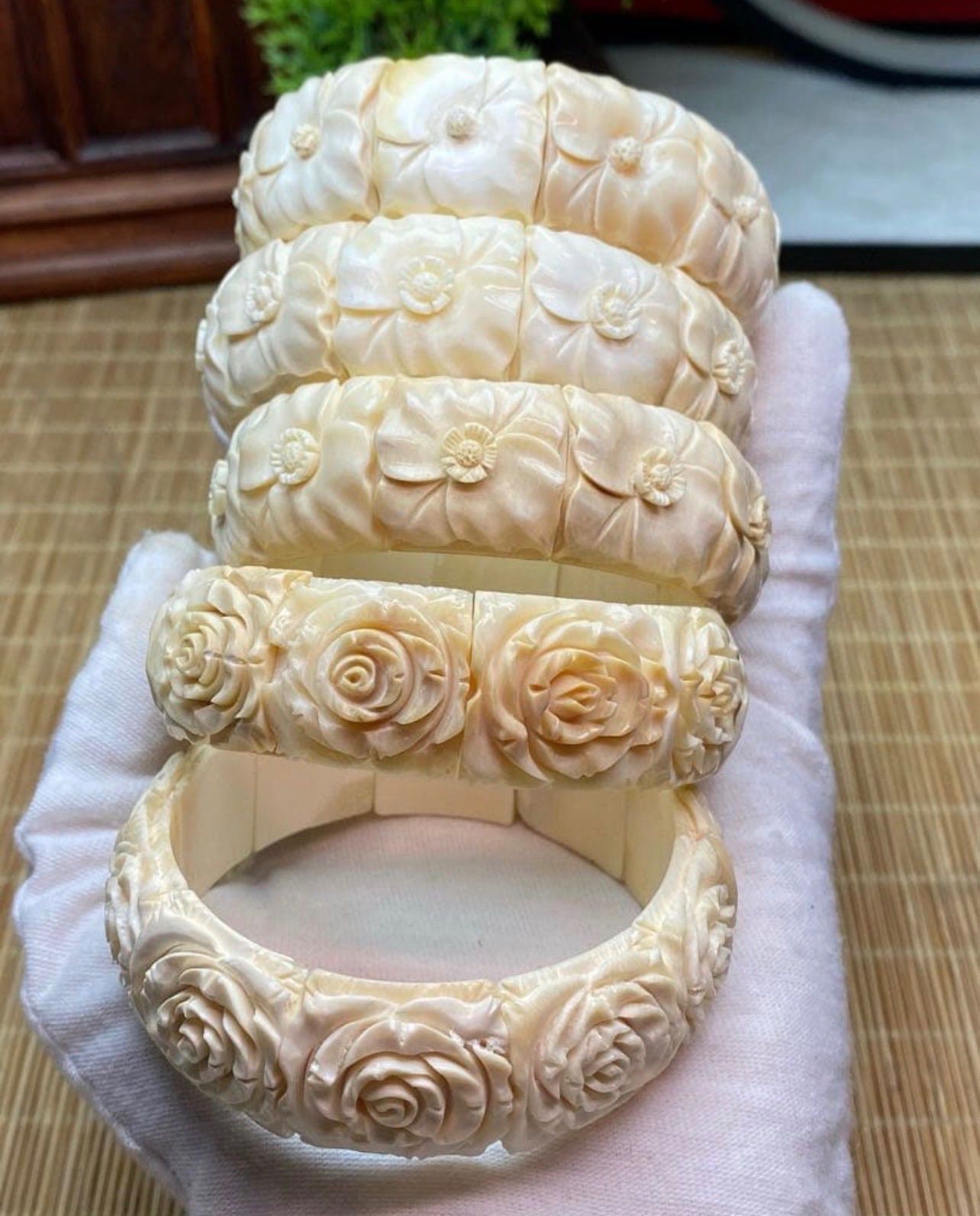 天然マンモス牙美しい手作り彫刻 バラハンド ブレスレット 天然マンモス牙美しい手作り彫刻 バラハンド ブレスレット