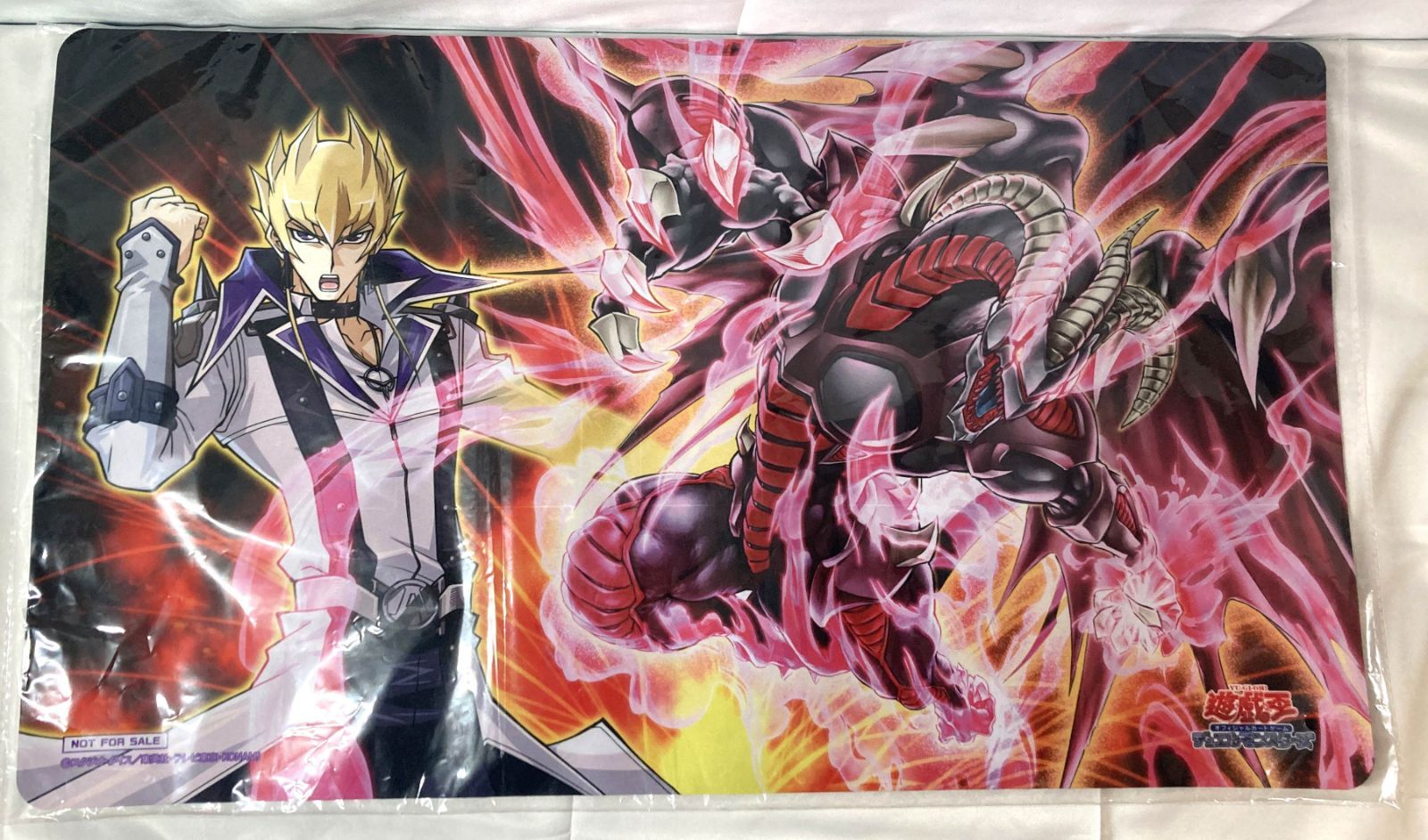 △M363-109 遊戯王 プレイマット ジャックアトラス＆スカーレッド