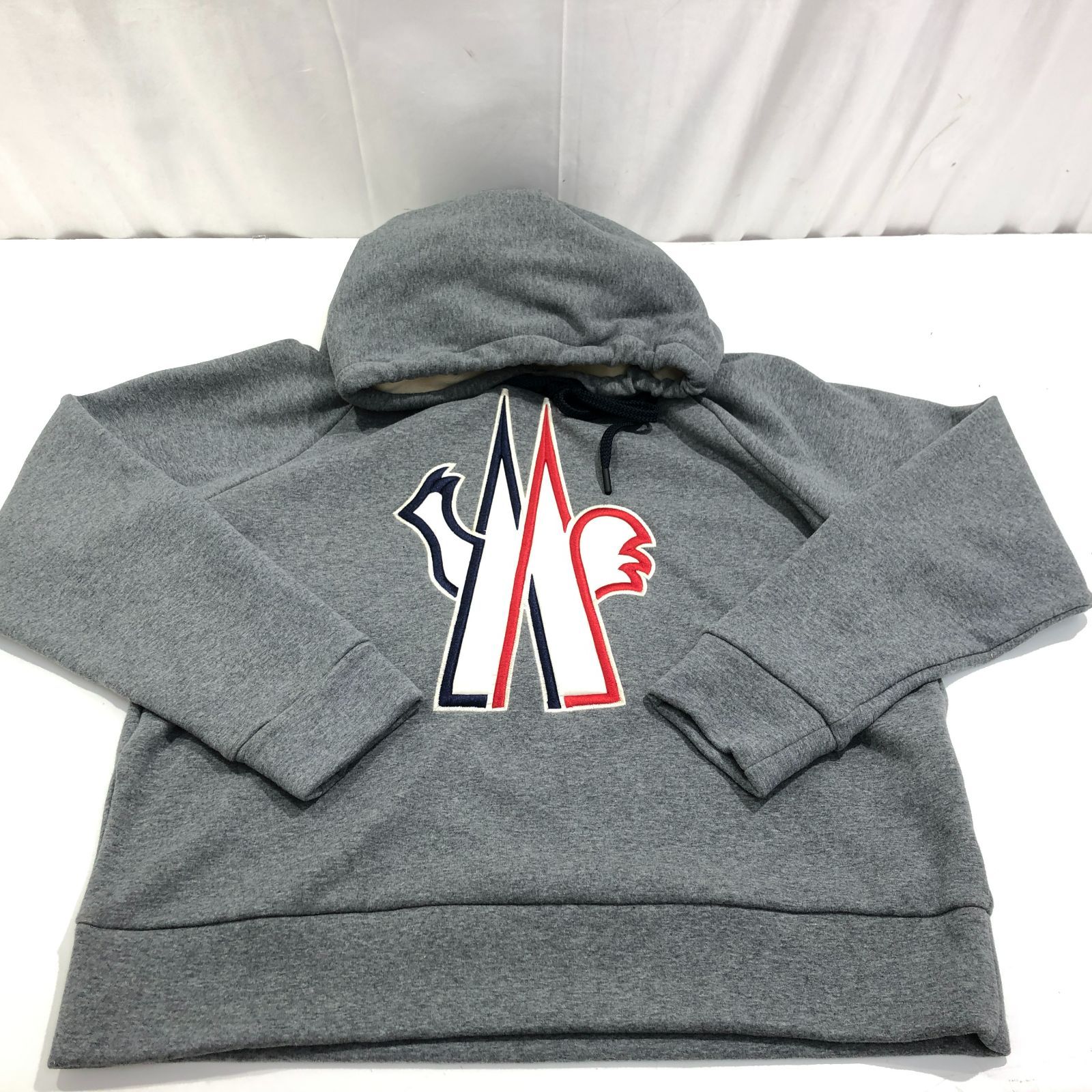 七重浜75-1-08115nh] MONCLER モンクレール ロゴ入りパーカー グレー 