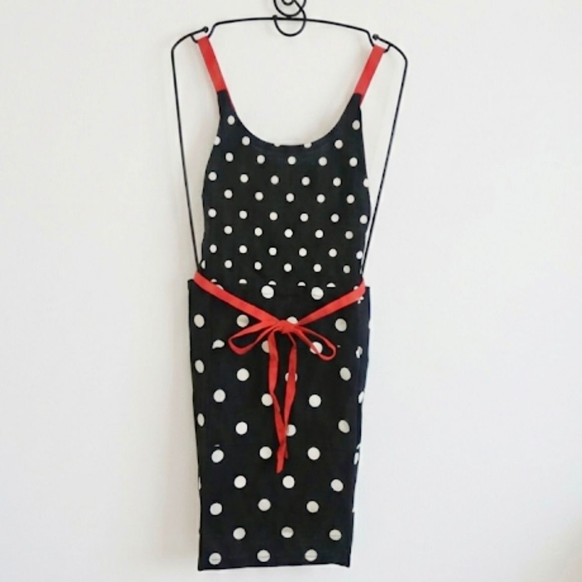 送料無料 】エプロン ポケット付き ドット 水玉 黒色 ブラック