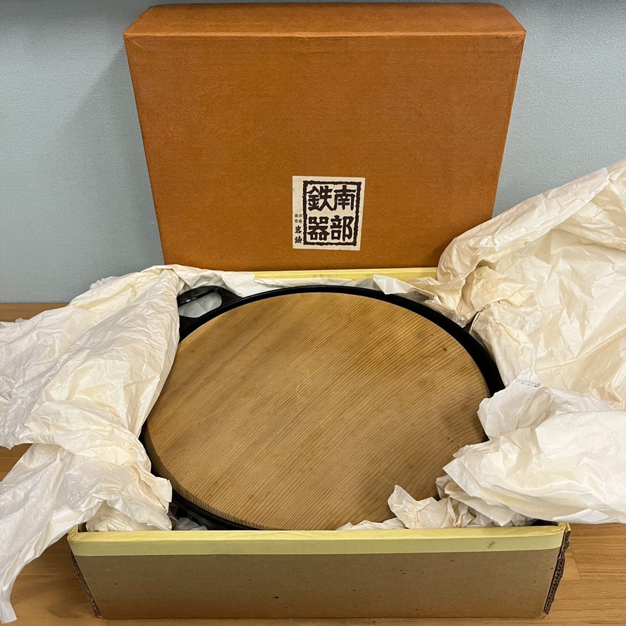  生産終了商品 南部鉄器 岩鋳 平型万能鍋 大 杉フタ付 皿 ナイフ 両手鍋 鍋 グリル