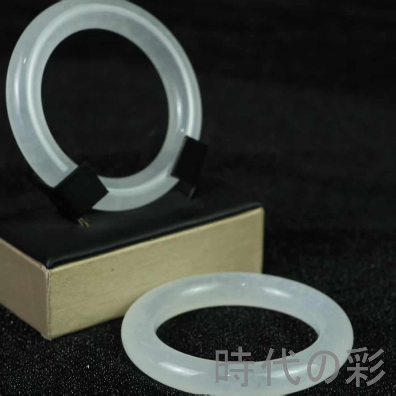 翡翠 高氷種 円条バングル』透明感抜群 中国古美術 旧蔵 精巧手彫 無傷