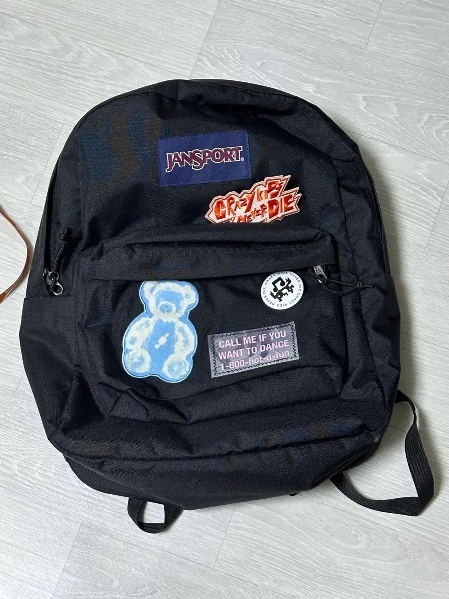 LE SSERAFIM（ルセラフィム・ルセラ）× JANSPORT（ジャンスポーツ