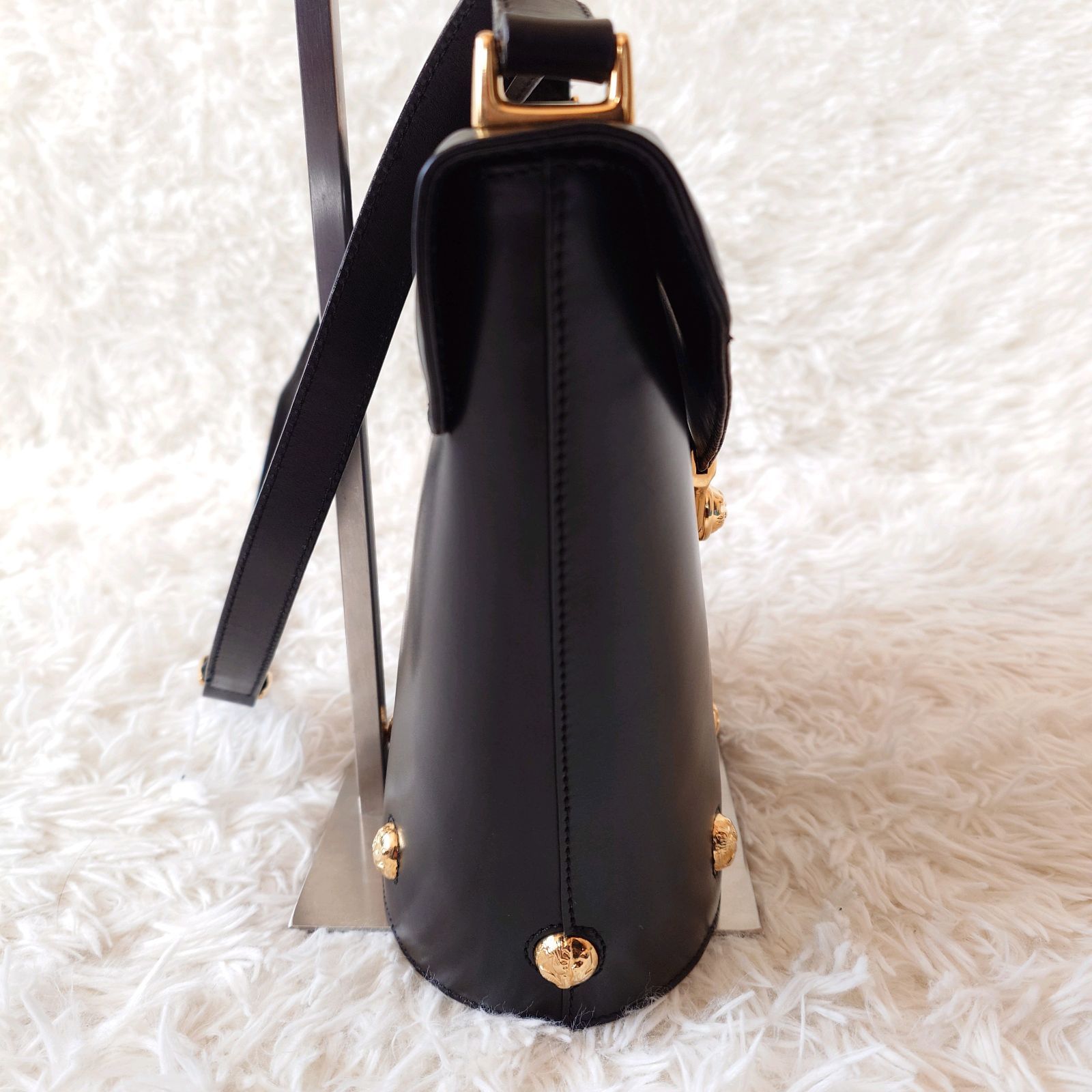 ぺ*ぺ様 希少　Salvatore Ferragamo レザーショルダーバッグ 希少 サルヴァトーレ フェラガモ Salvatore Ferragamo レザー 本革