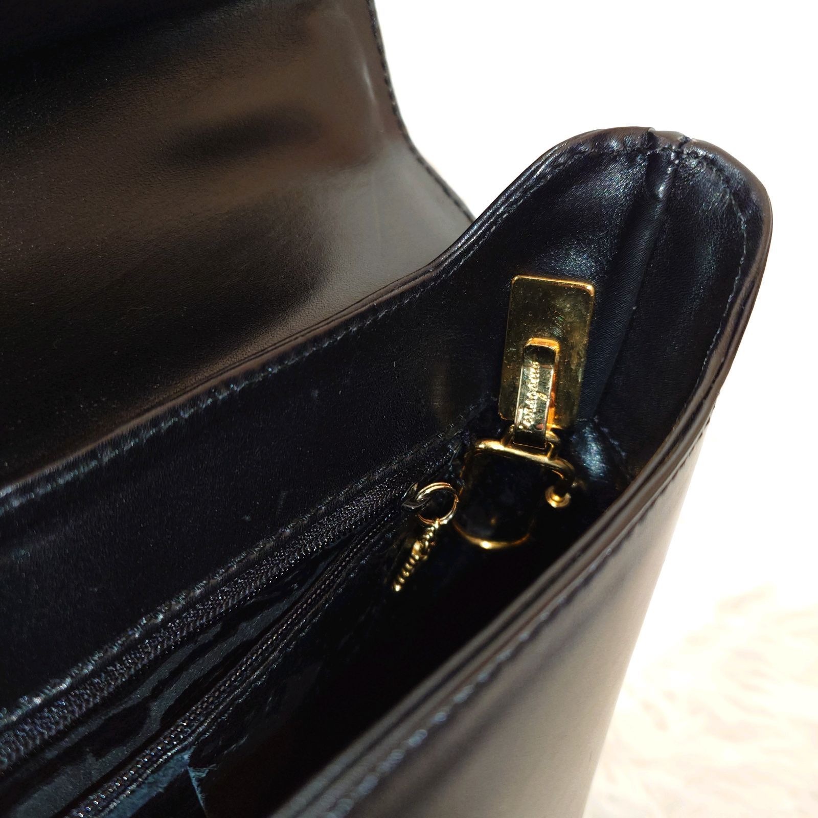 希少　サルヴァトーレ フェラガモ　Salvatore Ferragamo　レザー　本革　ショルダーバッグ　ゴールド　金具　ブラック　黒　ヴィンテージ　 スムースレザー　バケツ