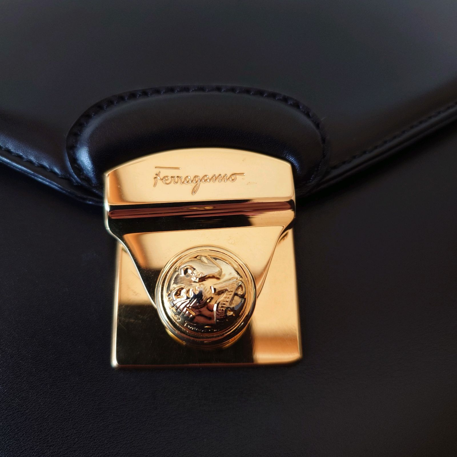 希少　サルヴァトーレ フェラガモ　Salvatore Ferragamo　レザー　本革　ショルダーバッグ　ゴールド　金具　ブラック　黒　ヴィンテージ　 スムースレザー　バケツ