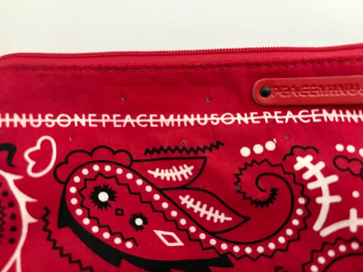 モデル G-DRAGON ジードラゴン PEACEMINUSONE ピースマイナスワン ポーチ レッド