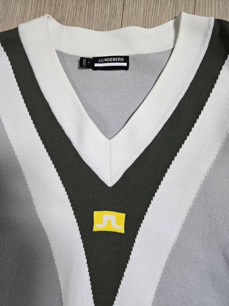 J.LINDEBERG レディース　vネックニット　sサイズ J LINDEBERG Vネック ニット セーター (S 95可能) - メルカリ