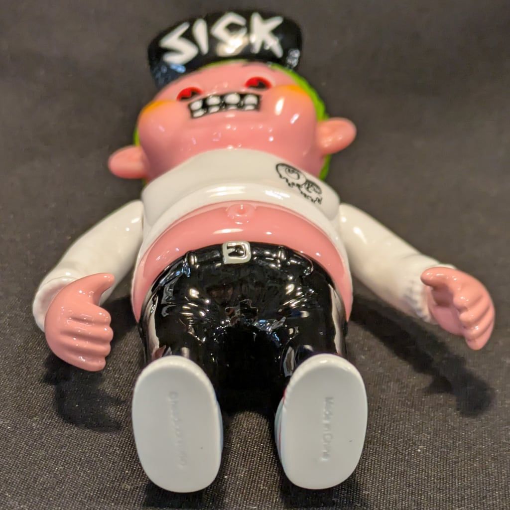 HEADLOCKSTUDIO SICK BOY ミニサイズ/ピンク成型/白シャツ/黒ズボン/緑