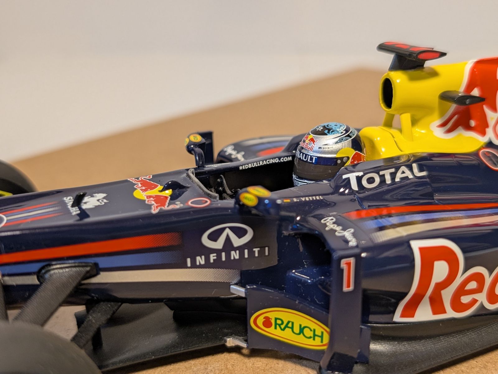 ショーカー1/18レッドブル2011年ショーカー セバスチャン・ベッテル