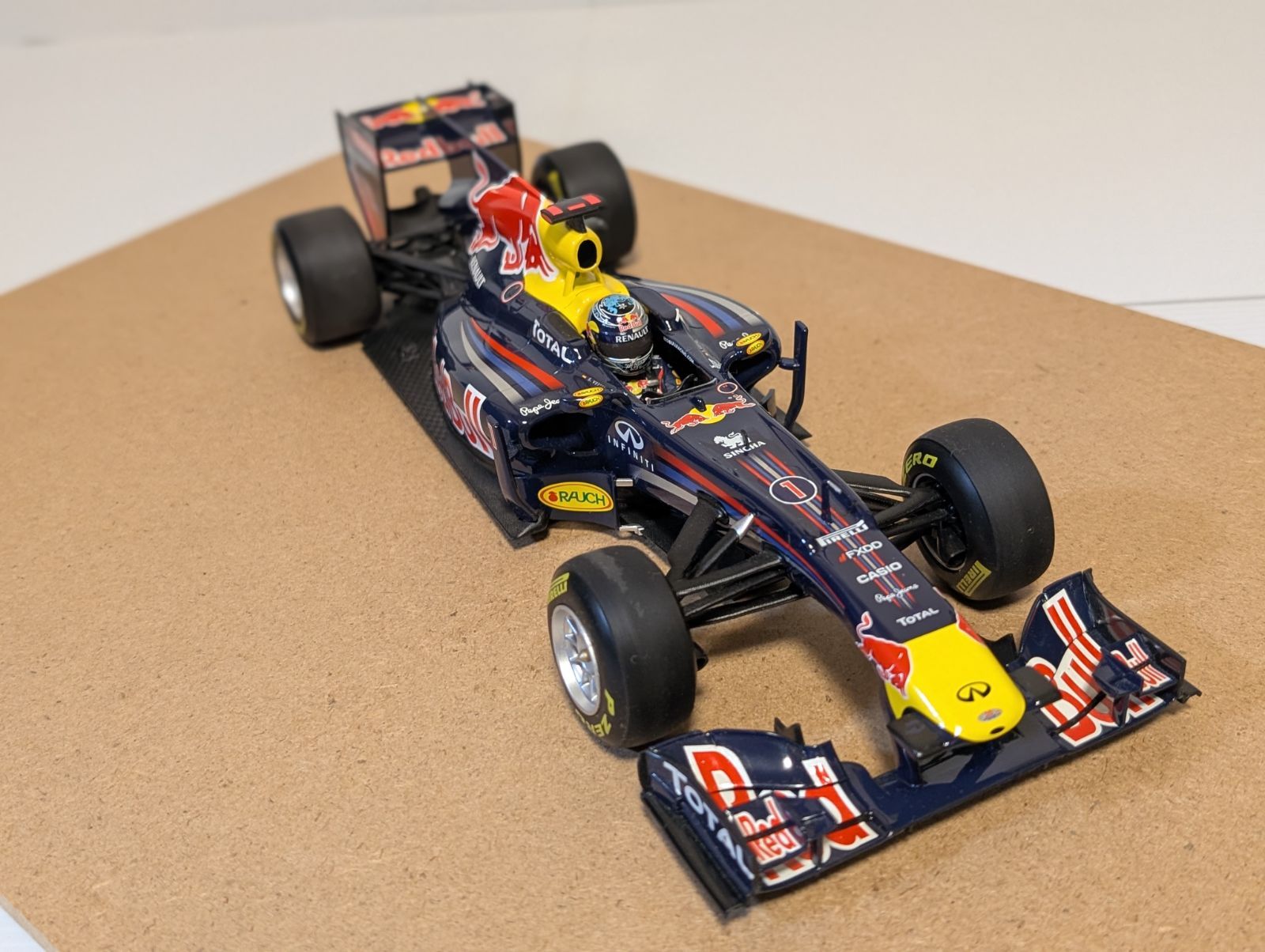 ショーカー1/18レッドブル2011年ショーカー セバスチャン・ベッテル