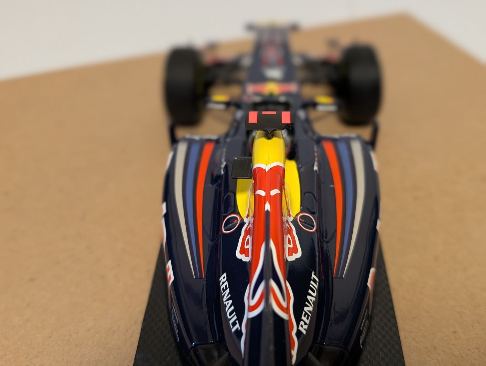 ミニチャンプス 1/18 レッドブル S.ベッテル 2011 ショーカー ショーカー1/18レッドブル2011年ショーカー セバスチャン・ベッテル