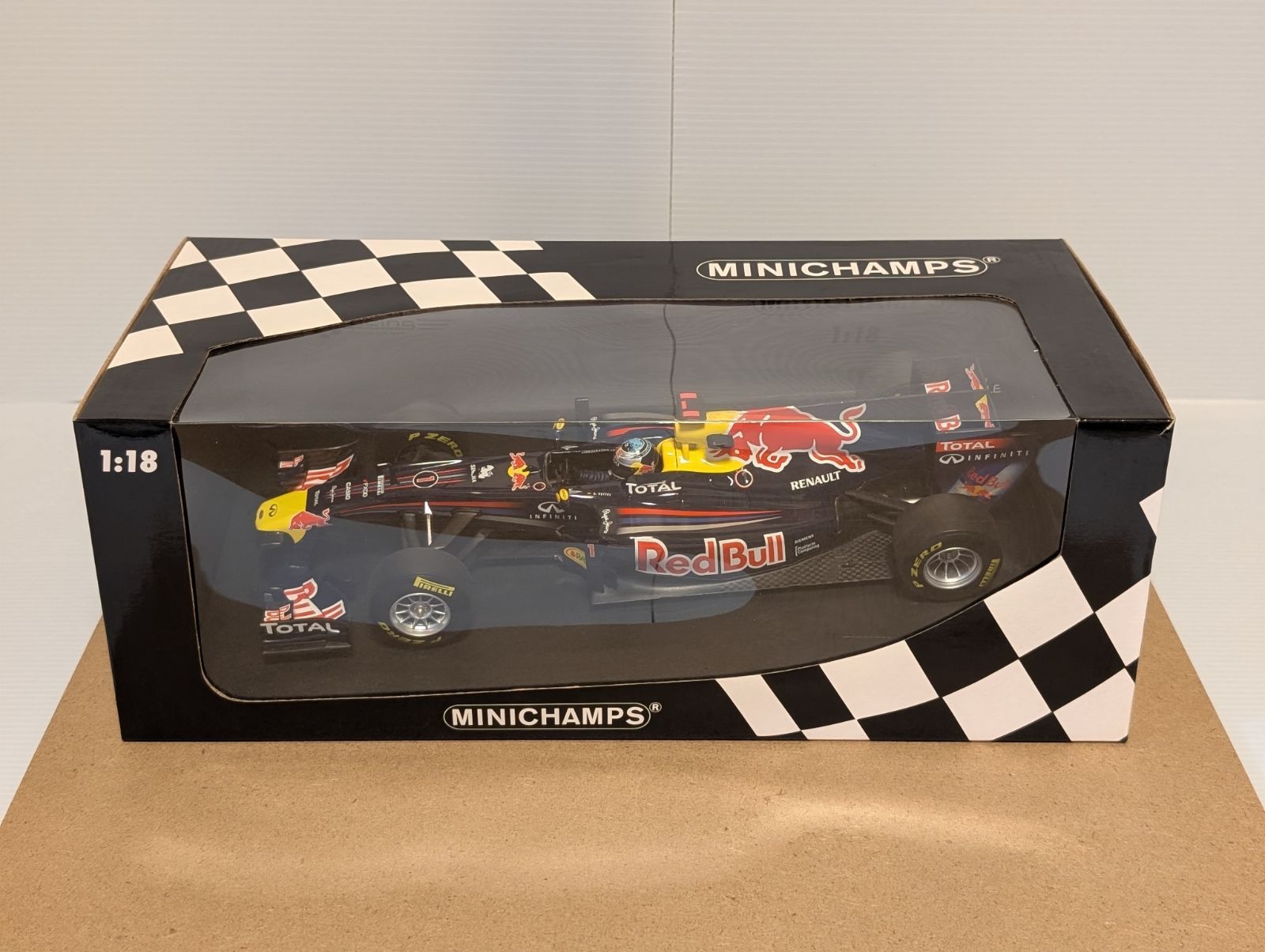 ショーカー1/18レッドブル2011年ショーカー セバスチャン・ベッテル