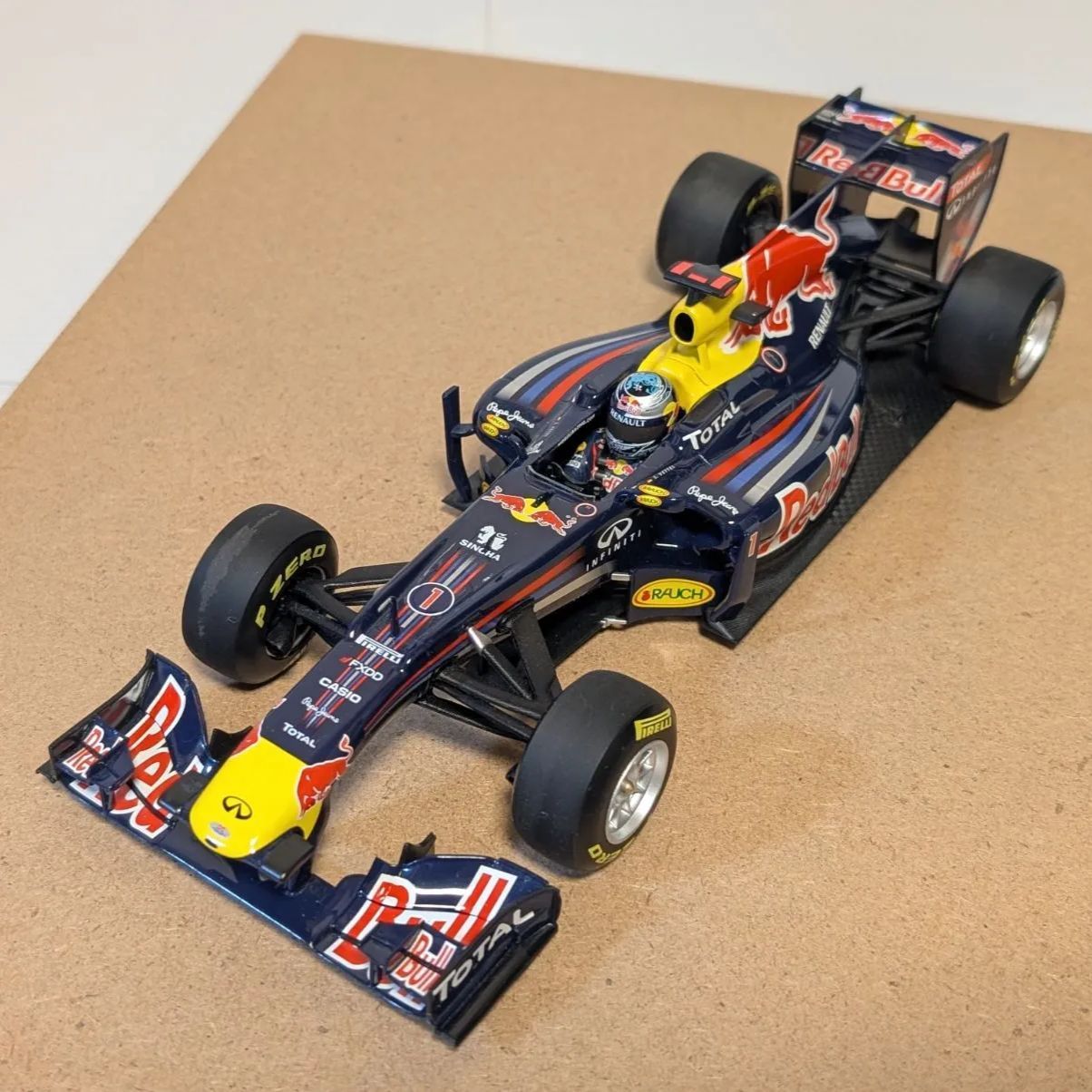 ショーカー1/18レッドブル2011年ショーカー セバスチャン・ベッテル