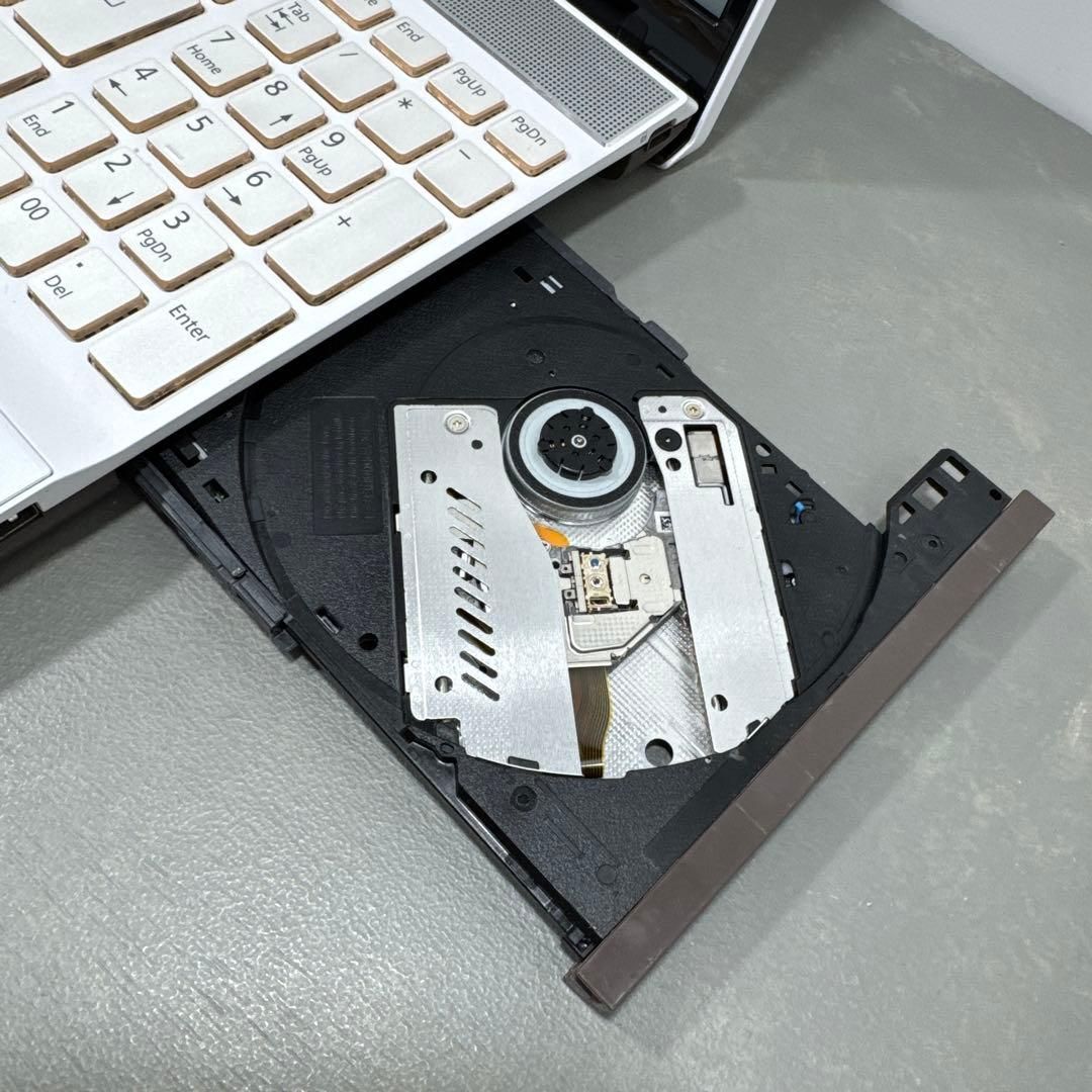 極上】富士通プレミアムホワイト☘️8世代i7☘️SSD256GB+HDD1TB