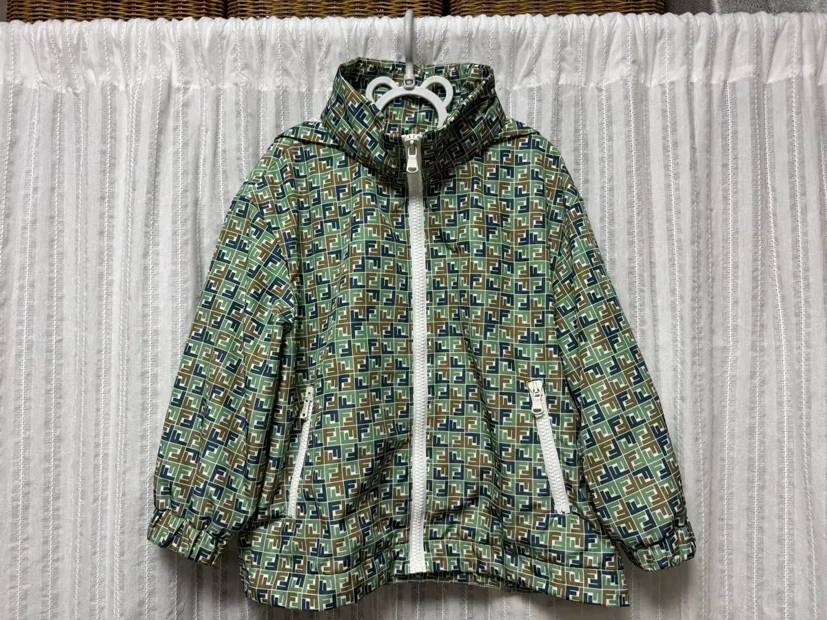 正規品 FENDI フェンディ キッズ FF ロゴ パータン ウィンドブレーカー