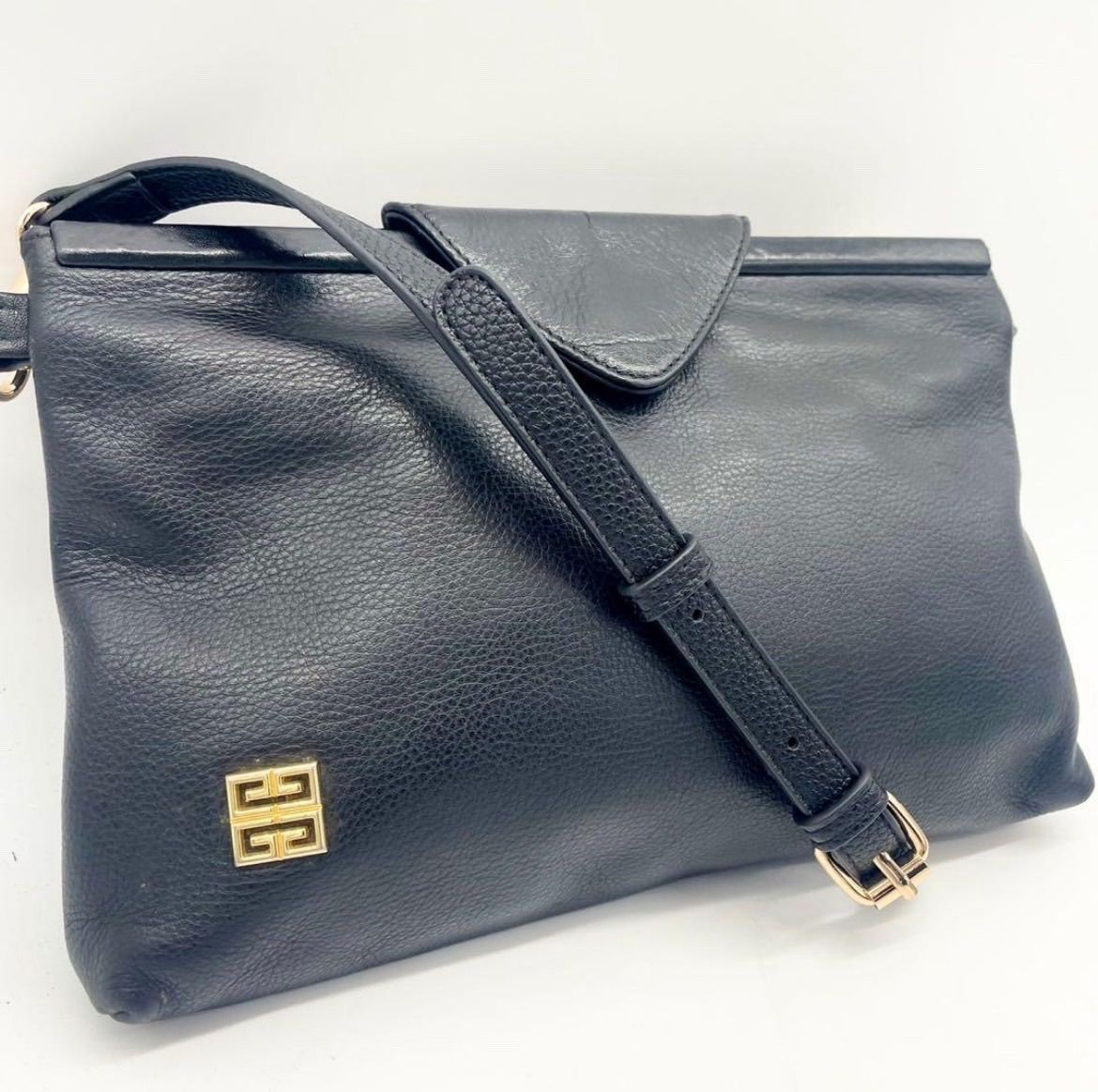 GIVENCHY 黒のレザーショルダーバッグ ジバンシィ GIVENCHY ショルダーバッグ ハンドバッグ レザー ブラック