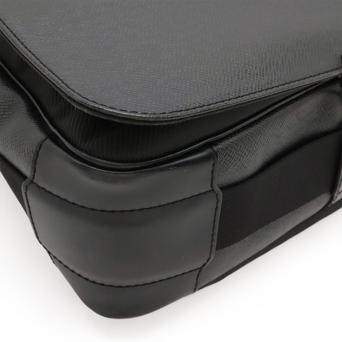 LOUIS VUITTON ルイ ヴィトン タイガ ヴィクトール ショルダーバッグ