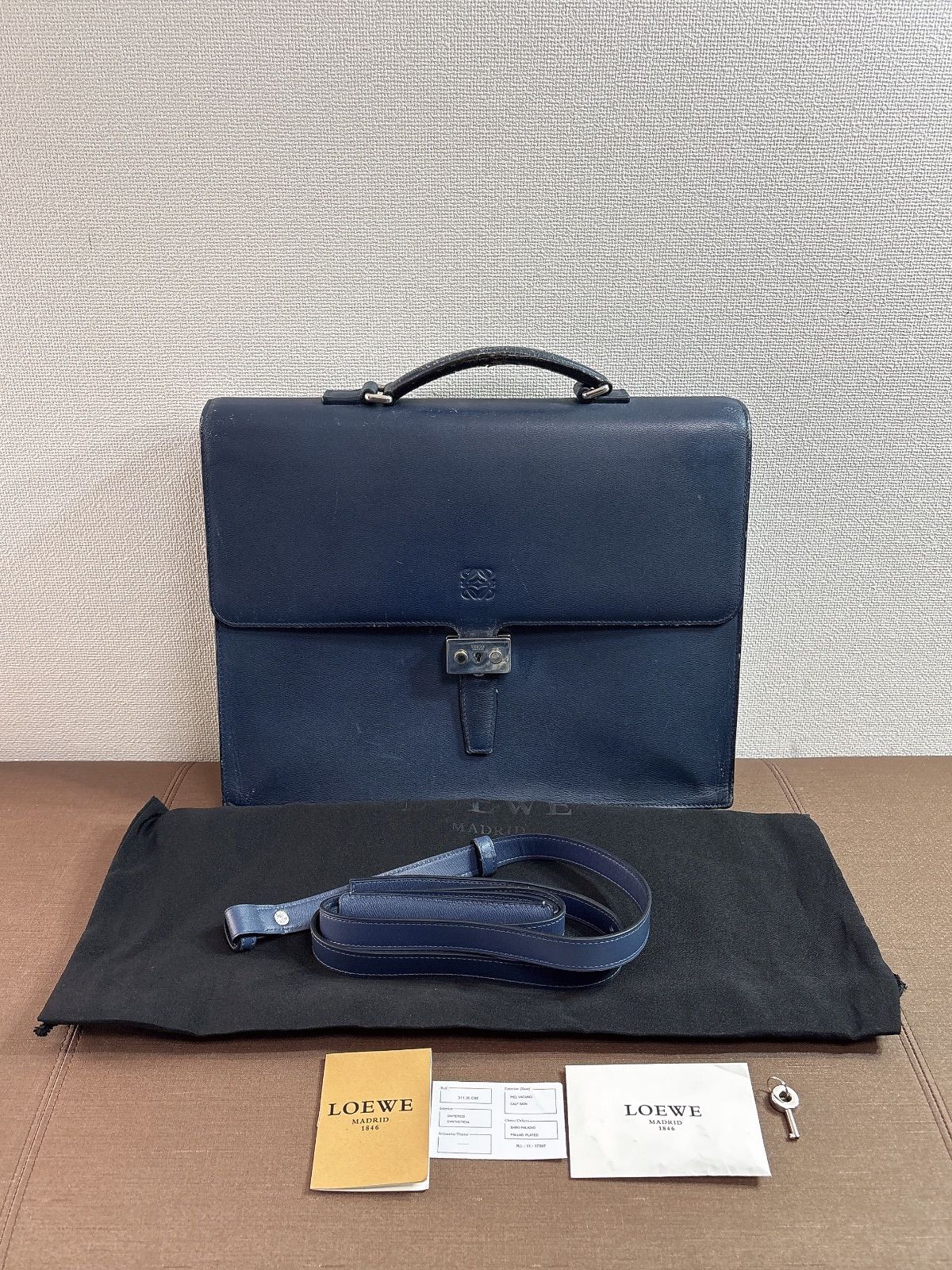 ロエベ ビジネスバッグ アナグラム ロゴ型押し フラップ 鍵付き 本革