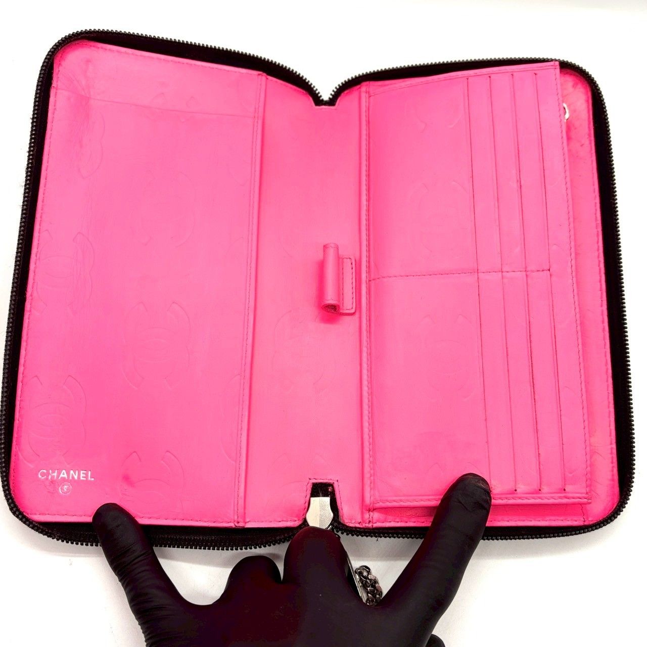 芯を持つ黒に、遊び心】 CHANEL 長財布 ラウンドファスナー