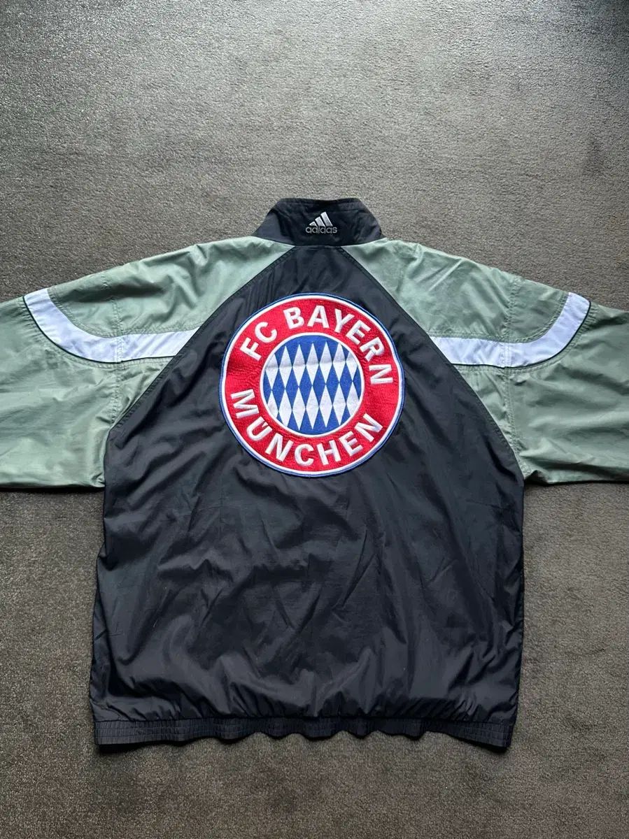 アディダス FCバイエルン・ミュンヘン ウィンドブレーカー 2XL - メルカリ