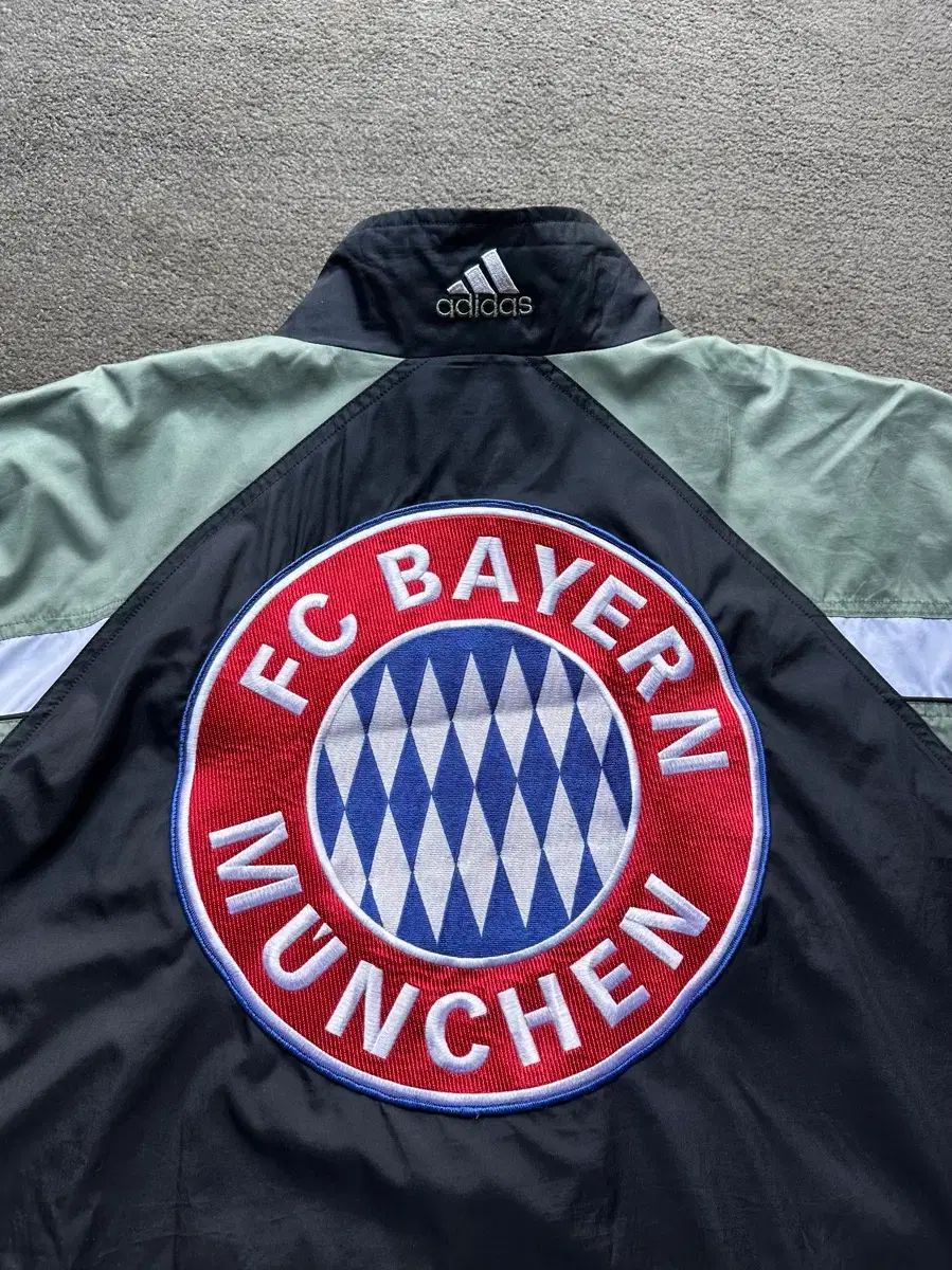 アディダス FCバイエルン・ミュンヘン ウィンドブレーカー 2XL - メルカリ