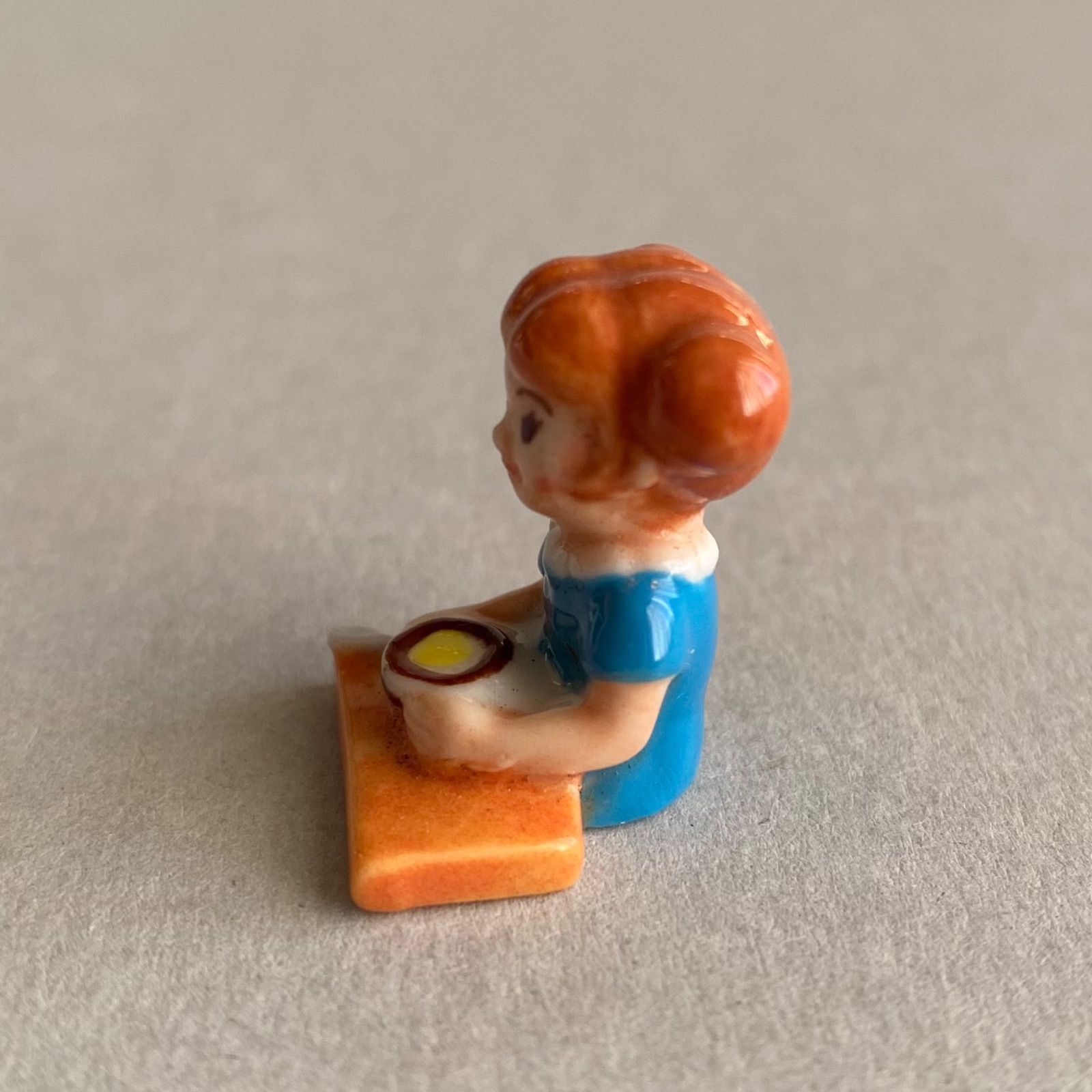朝食をたべる女の子のフェーブ／フランス雑貨／陶器ミニチュア