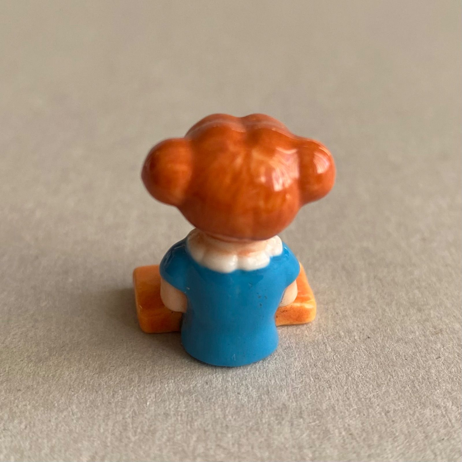 朝食をたべる女の子のフェーブ／フランス雑貨／陶器ミニチュア