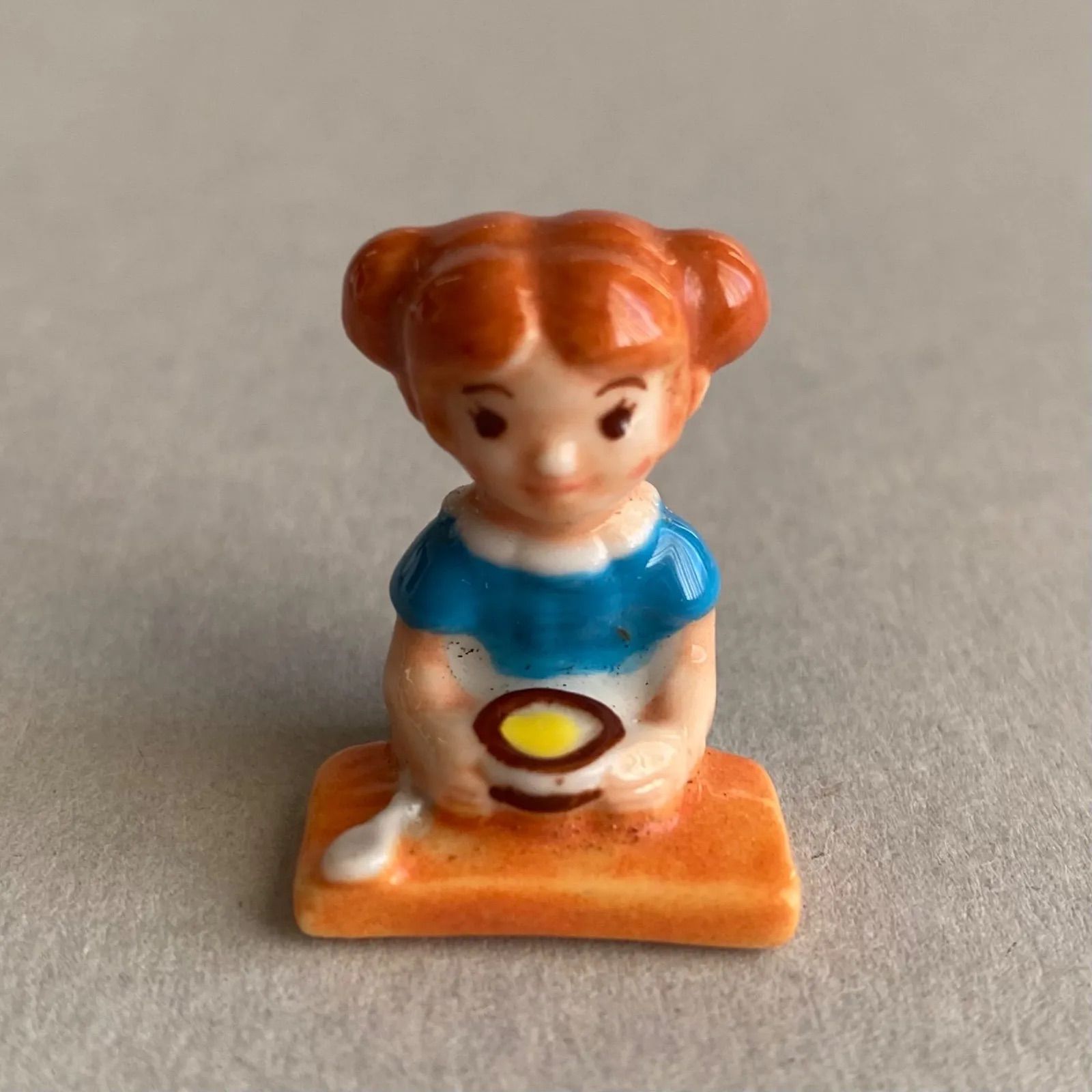 朝食をたべる女の子のフェーブ／フランス雑貨／陶器ミニチュア