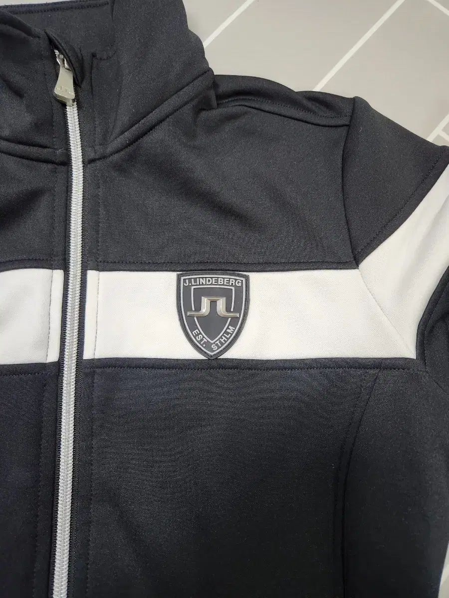 J.LINDEBERG(J.リンドバーグ) レディース ブラック ジップアップ