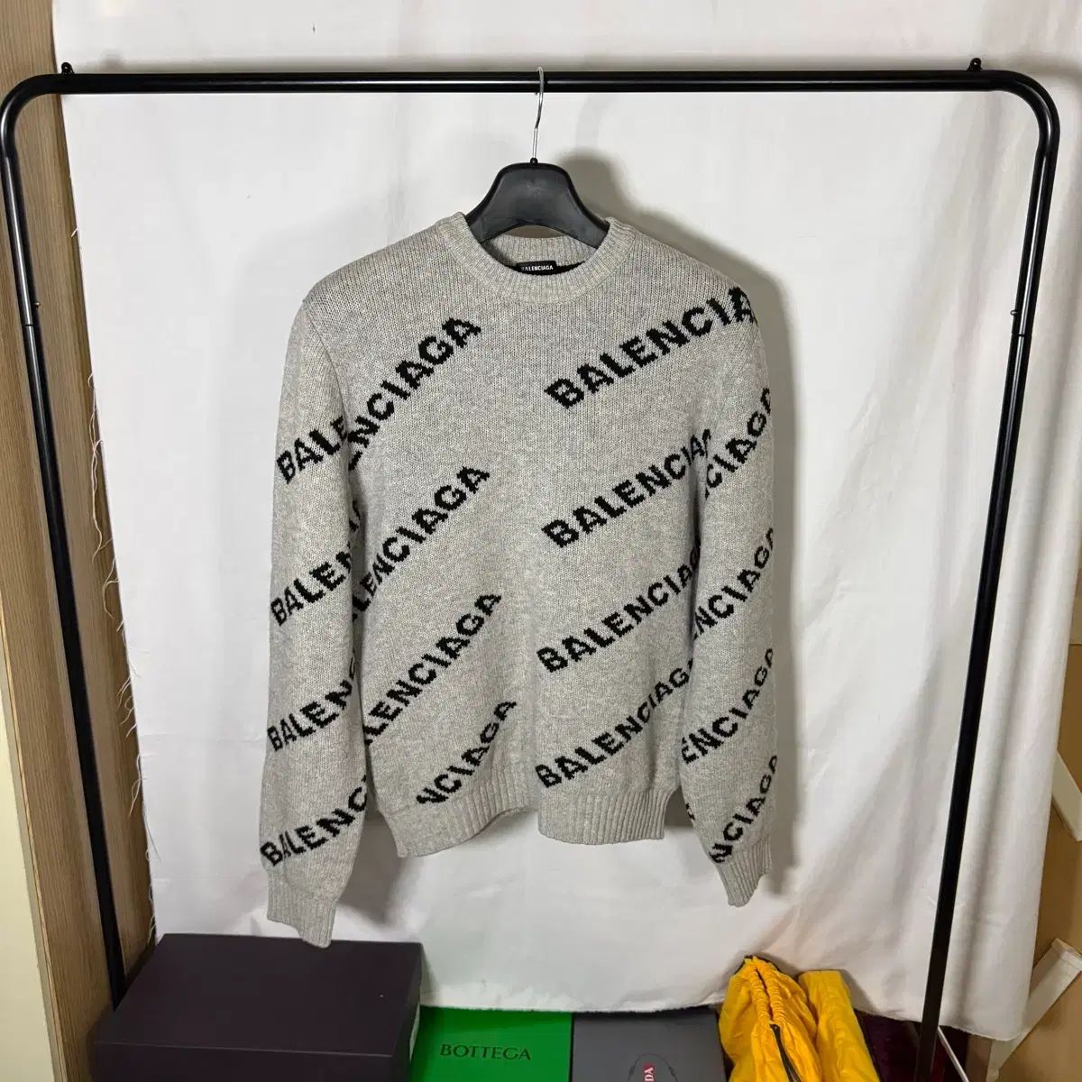 Mサイズ バレンシアガ オールオーバー マルチロゴ クルーネック ニット