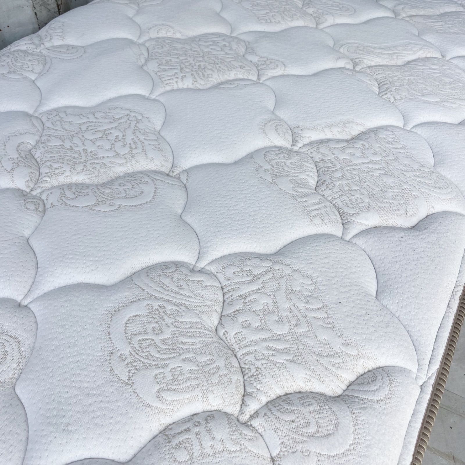 取付無料！IDC大塚 キングスダウン ロイヤルセレニティⅢ シングル