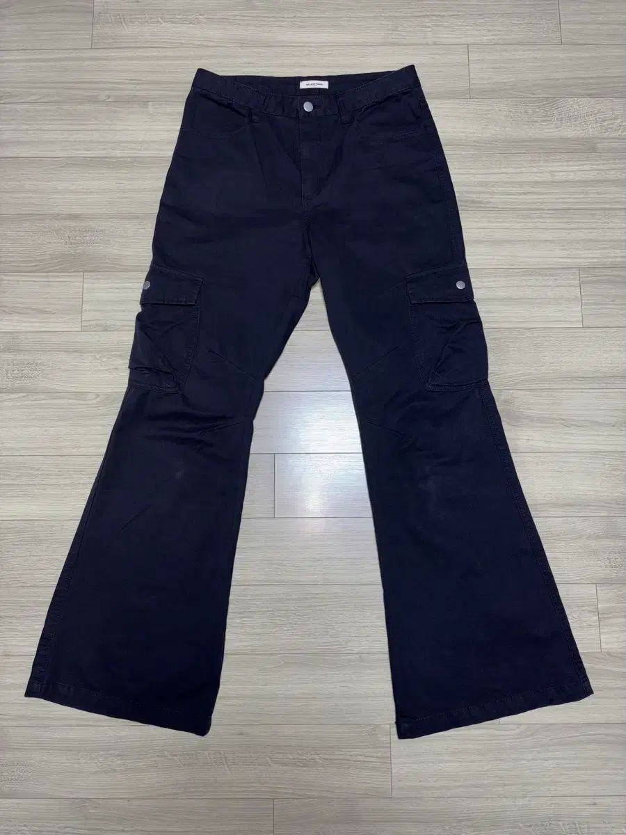 NEPA パリス ピグメント ブーツカット カーゴ パンツ (BLACK)