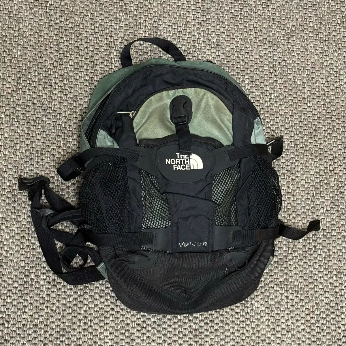 THE NORTH FACE ザノースフェイス : カーキ色 バックパック バッグ 