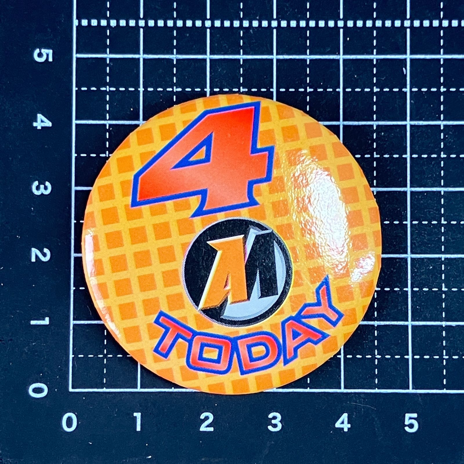 缶バッジ アメリカ 輸入 雑貨 ビンテージ 『 数字の4 フォー トゥデイ