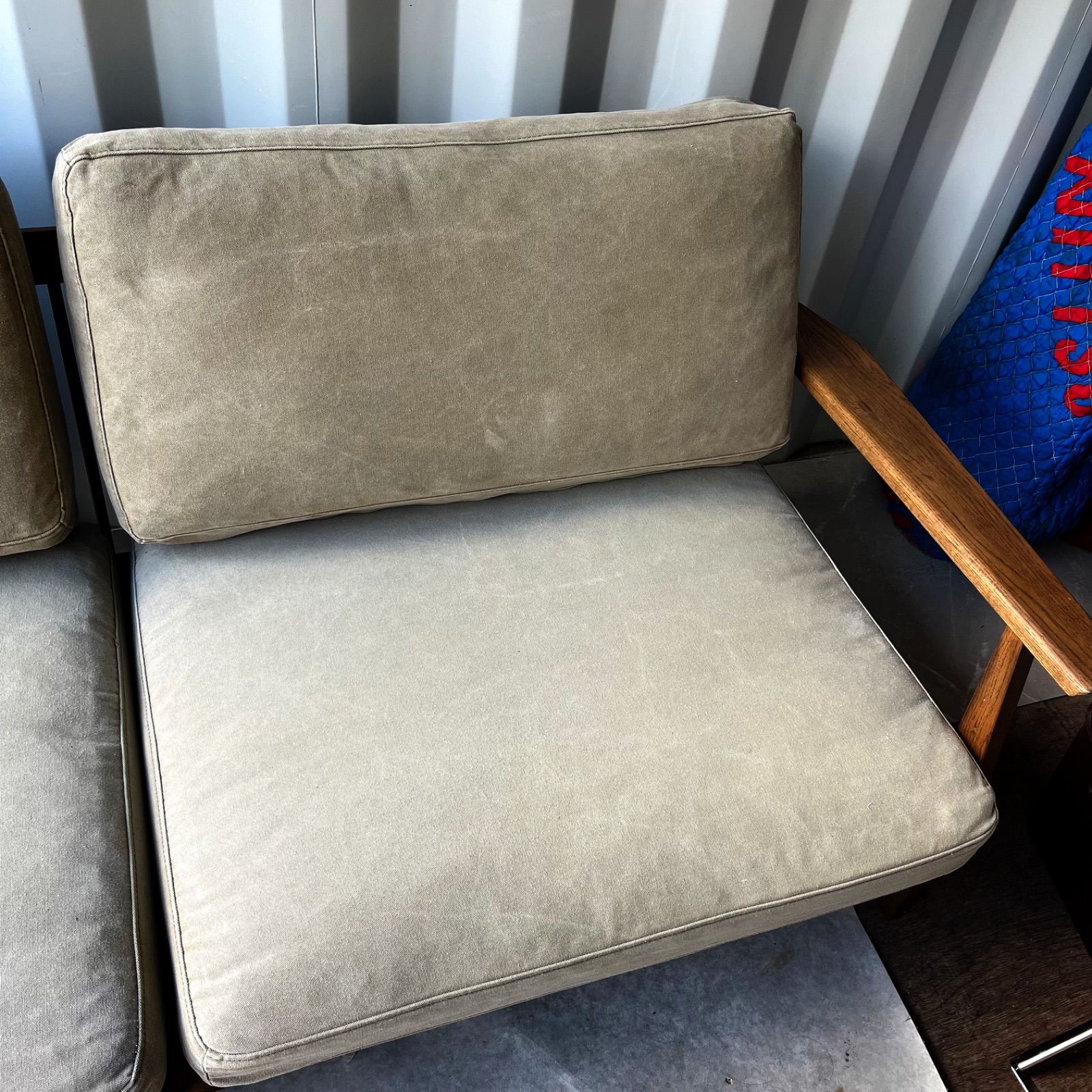 取付無料！関家具 オーカー 北欧風天然木カーキファブリック3人掛け